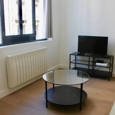 Modern Perfectly Equipped And Renovated Apartment *